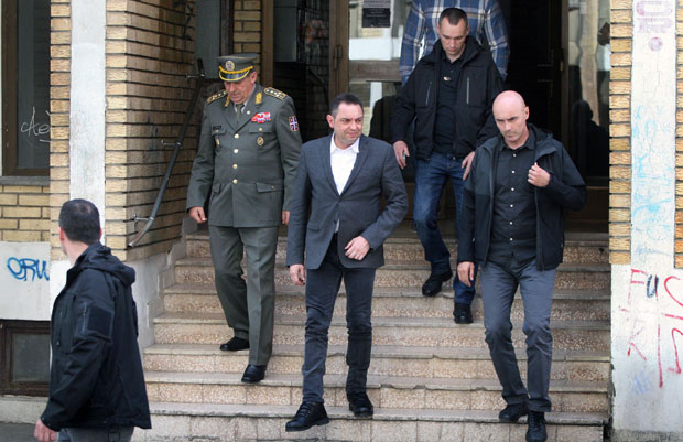 ВУЛИН И ДИКОВИЋ ПОСЕТИЛИ ПОРОДИЦУ КАЛОЦИ: Ово је велика трагедија  за Војску